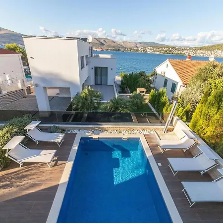 Villa Luxury Beachfront 2 With Private Pool, Jacuzzi And Gym At The On Ciovo - Okrug Gornji
