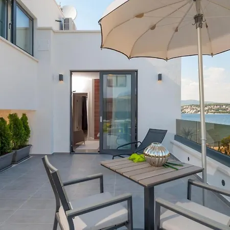 Luxury Beachfront 2 With Private Pool, Jacuzzi And Gym At The On Ciovo - Okrug Gornji Villa Trogir
