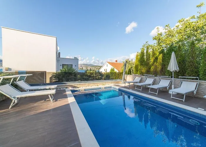 Luxury Beachfront 2 With Private Pool, Jacuzzi And Gym At The On Ciovo - Okrug Gornji Trogir