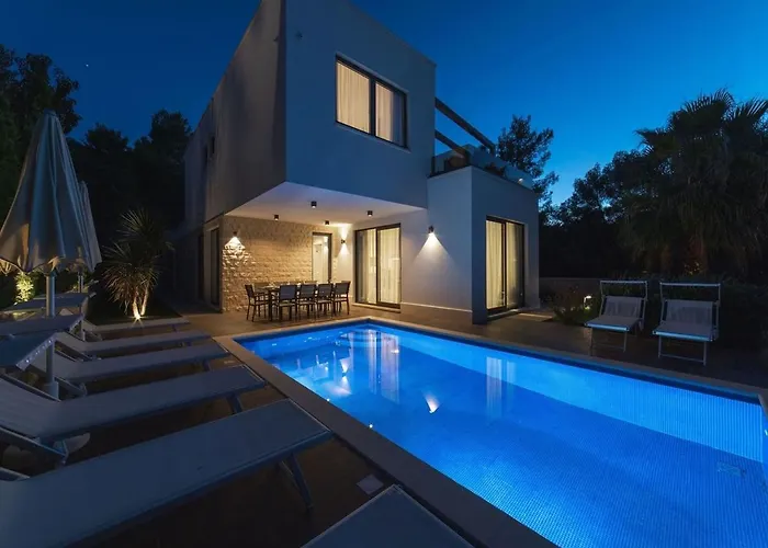 Villa Luxury Beachfront 2 With Private Pool, Jacuzzi And Gym At The On Ciovo - Okrug Gornji *