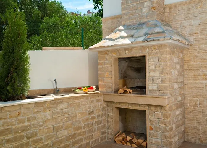 Luxury Beachfront 2 With Private Pool, Jacuzzi And Gym At The On Ciovo - Okrug Gornji Trogir