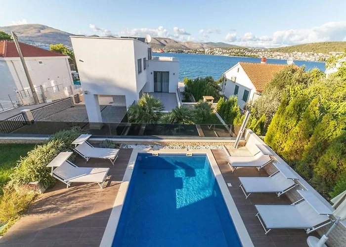 Villa Luxury Beachfront 2 With Private Pool, Jacuzzi And Gym At The On Ciovo - Okrug Gornji