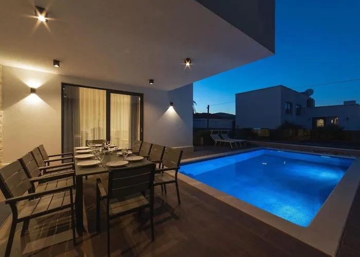 Luxury Beachfront 2 With Private Pool, Jacuzzi And Gym At The On Ciovo - Okrug Gornji Villa Trogir