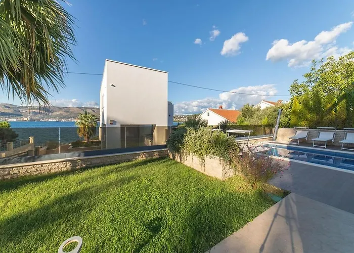 Villa Luxury Beachfront 2 With Private Pool, Jacuzzi And Gym At The On Ciovo - Okrug Gornji Trogir