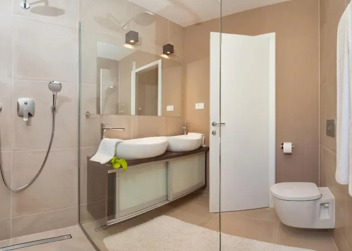 Luxury Beachfront 2 With Private Pool, Jacuzzi And Gym At The On Ciovo - Okrug Gornji Villa Trogir