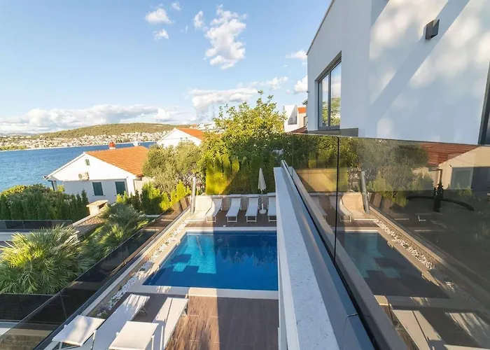 Villa Luxury Beachfront 2 With Private Pool, Jacuzzi And Gym At The On Ciovo - Okrug Gornji *