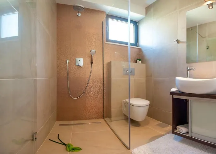 Luxury Beachfront 2 With Private Pool, Jacuzzi And Gym At The On Ciovo - Okrug Gornji Villa Trogir