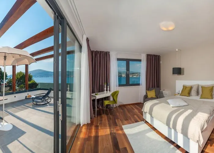Luxury Beachfront 2 With Private Pool, Jacuzzi And Gym At The On Ciovo - Okrug Gornji Trogir