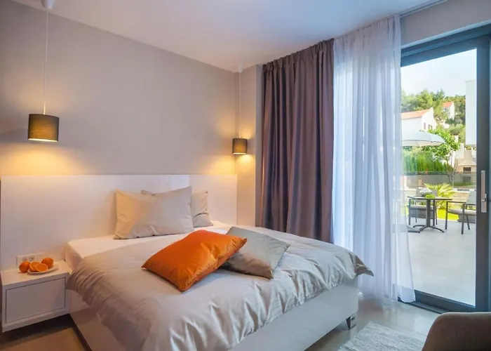 Luxury Beachfront 2 With Private Pool, Jacuzzi And Gym At The On Ciovo - Okrug Gornji *