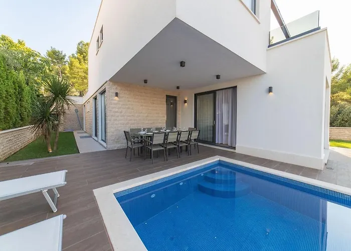 Luxury Beachfront 2 With Private Pool, Jacuzzi And Gym At The On Ciovo - Okrug Gornji Trogir