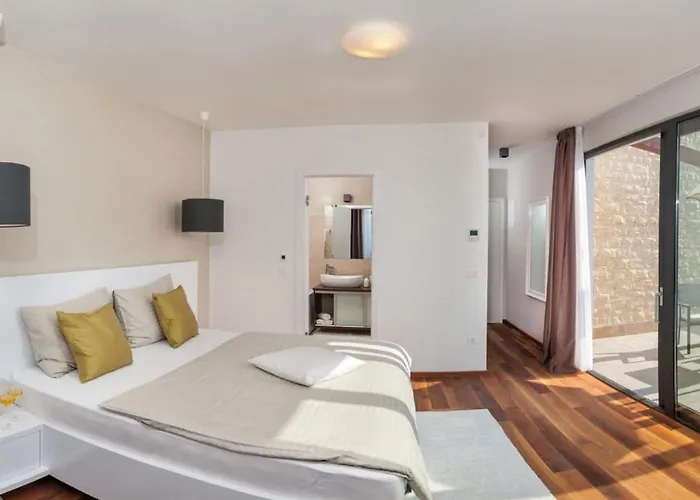 Luxury Beachfront 2 With Private Pool, Jacuzzi And Gym At The On Ciovo - Okrug Gornji Villa *