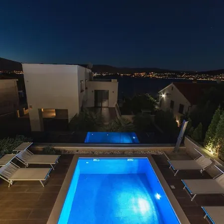 Luxury Beachfront 2 With Private Pool, Jacuzzi And Gym At The On Ciovo - Okrug Gornji *