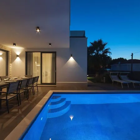 Luxury Beachfront 2 With Private Pool, Jacuzzi And Gym At The On Ciovo - Okrug Gornji *