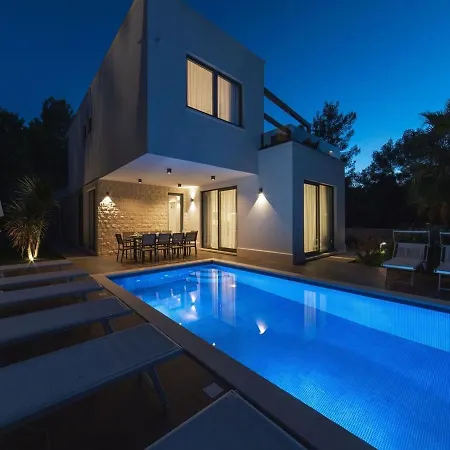 Willa Luxury Beachfront 2 With Private Pool, Jacuzzi And Gym At The On Ciovo - Okrug Gornji *