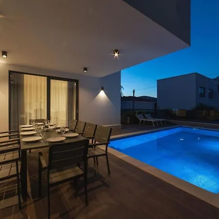 Luxury Beachfront 2 With Private Pool, Jacuzzi And Gym At The On Ciovo - Okrug Gornji Villa Trogir