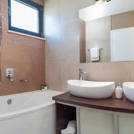 Luxury Beachfront 2 With Private Pool, Jacuzzi And Gym At The On Ciovo - Okrug Gornji *