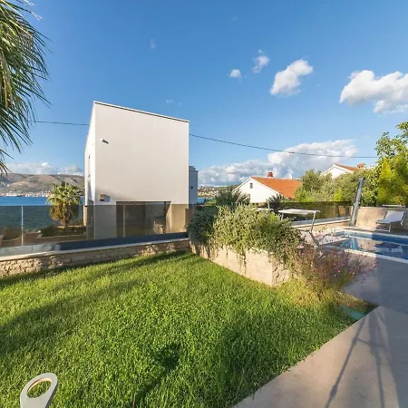 Βίλα Luxury Beachfront 2 With Private Pool, Jacuzzi And Gym At The On Ciovo - Okrug Gornji Τρογκίρ