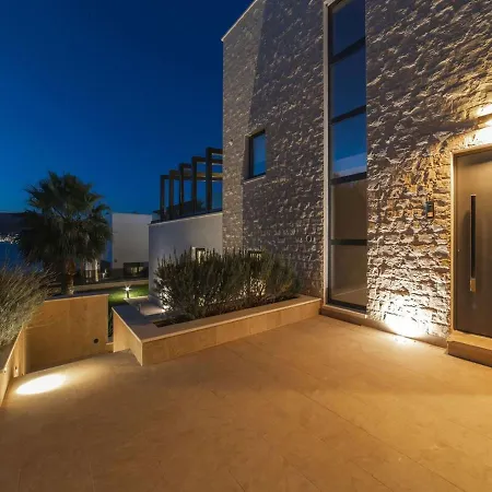 Willa Luxury Beachfront 2 With Private Pool, Jacuzzi And Gym At The On Ciovo - Okrug Gornji Trogir