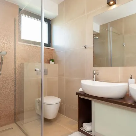 Βίλα Luxury Beachfront 2 With Private Pool, Jacuzzi And Gym At The On Ciovo - Okrug Gornji *