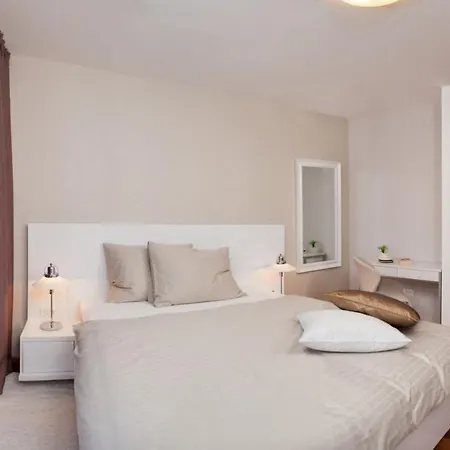 Villa Luxury Beachfront 2 With Private Pool, Jacuzzi And Gym At The On Ciovo - Okrug Gornji