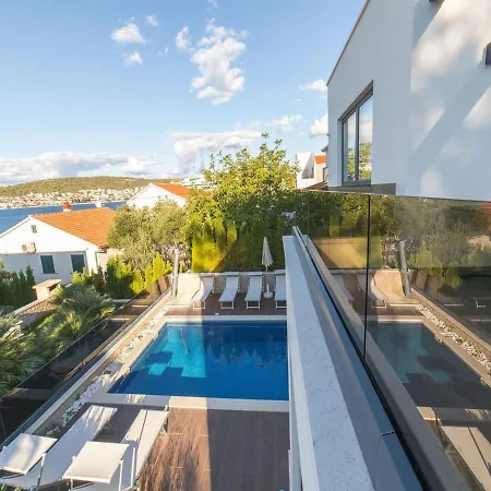 Villa Luxury Beachfront 2 With Private Pool, Jacuzzi And Gym At The On Ciovo - Okrug Gornji *