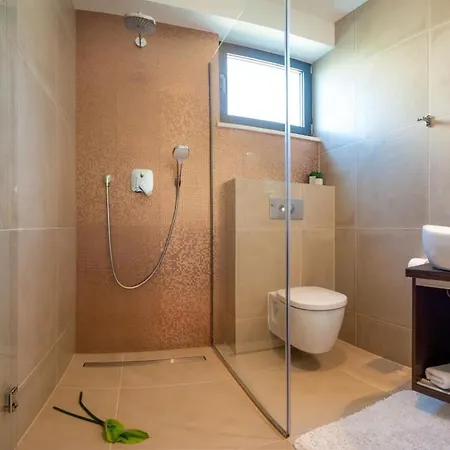 Luxury Beachfront 2 With Private Pool, Jacuzzi And Gym At The On Ciovo - Okrug Gornji Willa Trogir