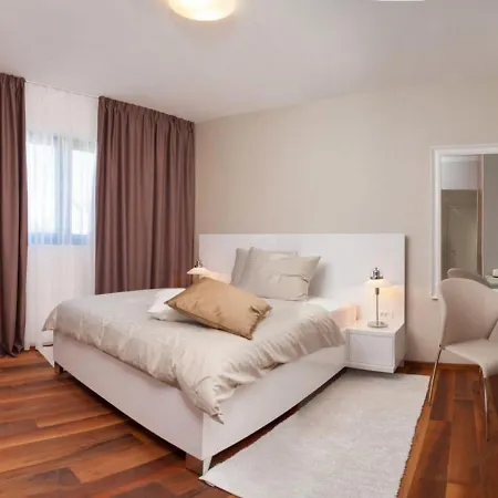 Willa Luxury Beachfront 2 With Private Pool, Jacuzzi And Gym At The On Ciovo - Okrug Gornji Trogir