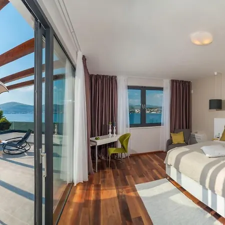Luxury Beachfront 2 With Private Pool, Jacuzzi And Gym At The On Ciovo - Okrug Gornji Trogir