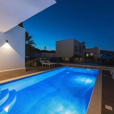 Luxury Beachfront 2 With Private Pool, Jacuzzi And Gym At The On Ciovo - Okrug Gornji Willa *