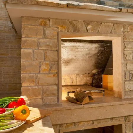 Luxury Beachfront 2 With Private Pool, Jacuzzi And Gym At The On Ciovo - Okrug Gornji Trogir