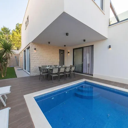 Luxury Beachfront 2 With Private Pool, Jacuzzi And Gym At The On Ciovo - Okrug Gornji Trogir