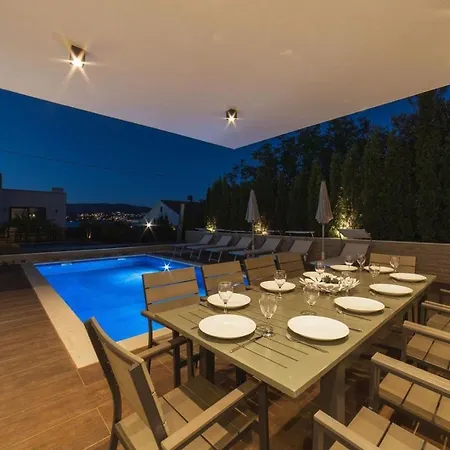 Villa Luxury Beachfront 2 With Private Pool, Jacuzzi And Gym At The On Ciovo - Okrug Gornji