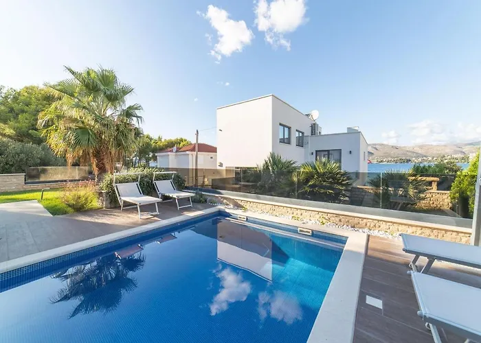 Luxury Beachfront 2 With Private Pool, Jacuzzi And Gym At The On Ciovo - Okrug Gornji