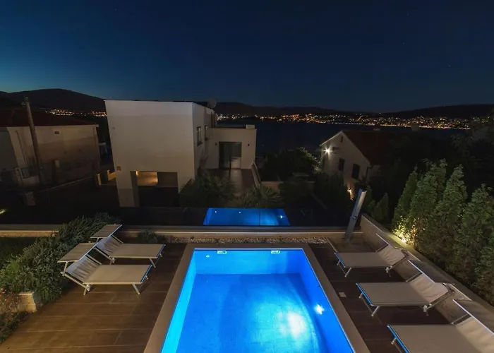 Luxury Beachfront 2 With Private Pool, Jacuzzi And Gym At The On Ciovo - Okrug Gornji *