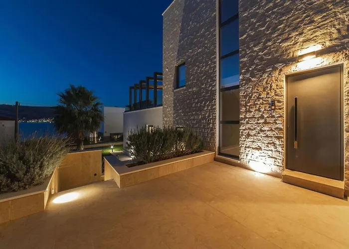 Villa Luxury Beachfront 2 With Private Pool, Jacuzzi And Gym At The On Ciovo - Okrug Gornji Trogir