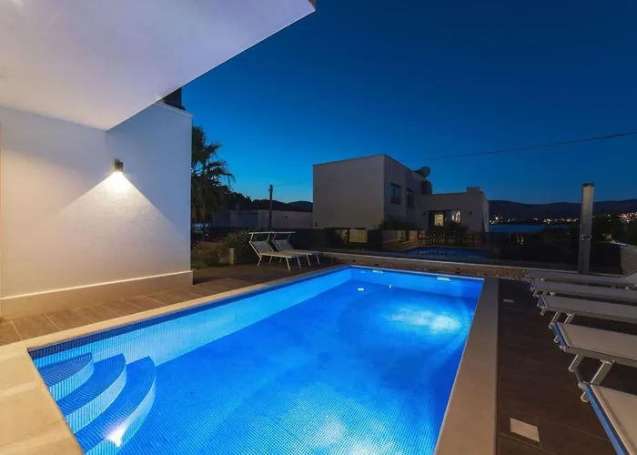 Luxury Beachfront 2 With Private Pool, Jacuzzi And Gym At The On Ciovo - Okrug Gornji Villa *