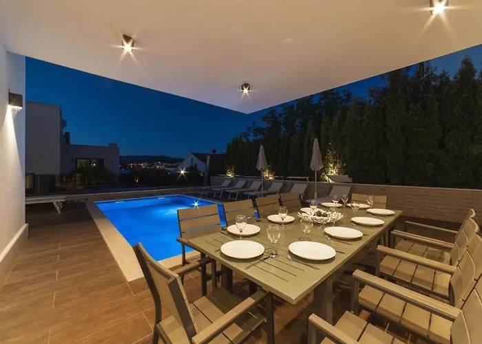 Villa Luxury Beachfront 2 With Private Pool, Jacuzzi And Gym At The On Ciovo - Okrug Gornji