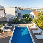 Vila Luxury Beachfront Villa Trogir 2 with private pool, jacuzzi&gym at the beach on Ciovo - Okrug Gornji