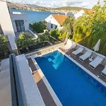 Vila Luxury Beachfront Villa Trogir 2 with private pool, jacuzzi&gym at the beach on Ciovo - Okrug Gornji *