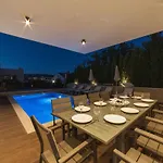 Vila Luxury Beachfront Villa Trogir 2 with private pool, jacuzzi&gym at the beach on Ciovo - Okrug Gornji