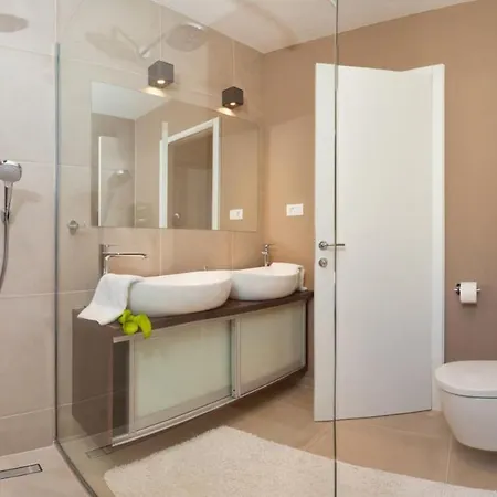 Luxury Beachfront Trogir: Private Pool & Gym On Ciovo Vila Trogir