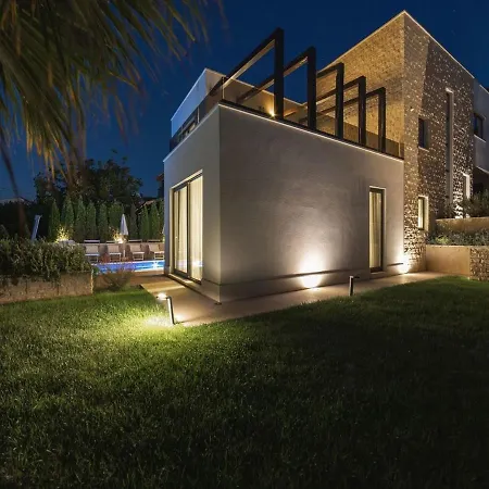 Vila Luxury Beachfront Villa Trogir 2 with private pool, jacuzzi&gym at the beach on Ciovo - Okrug Gornji